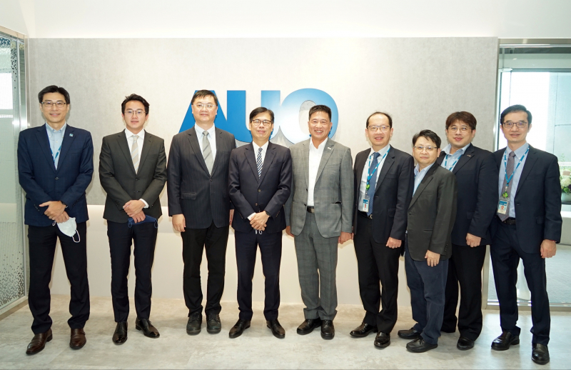 一路向西光電前進亞灣成立「AUO解決方案研發中心」，作為多元場域解決方案研發及試驗場域（圖中左為高雄市長陳其邁、圖中右為一路向西光電董事長彭双浪）
